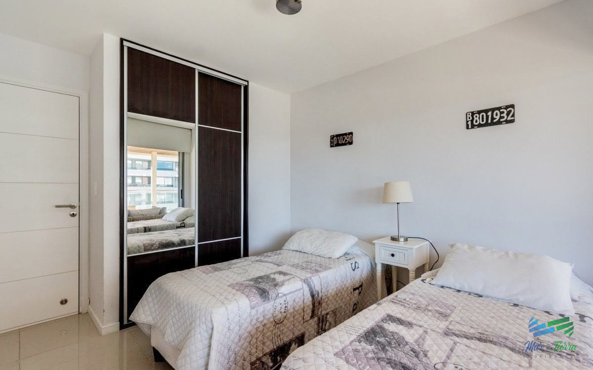 Apartamento ID.4125 - Venta apartamento de 2 dormitorios y medio con gran terraza en Playa Brava Punta del este