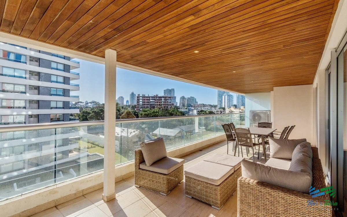 Apartamento ID.4125 - Venta apartamento de 2 dormitorios y medio con gran terraza en Playa Brava Punta del este