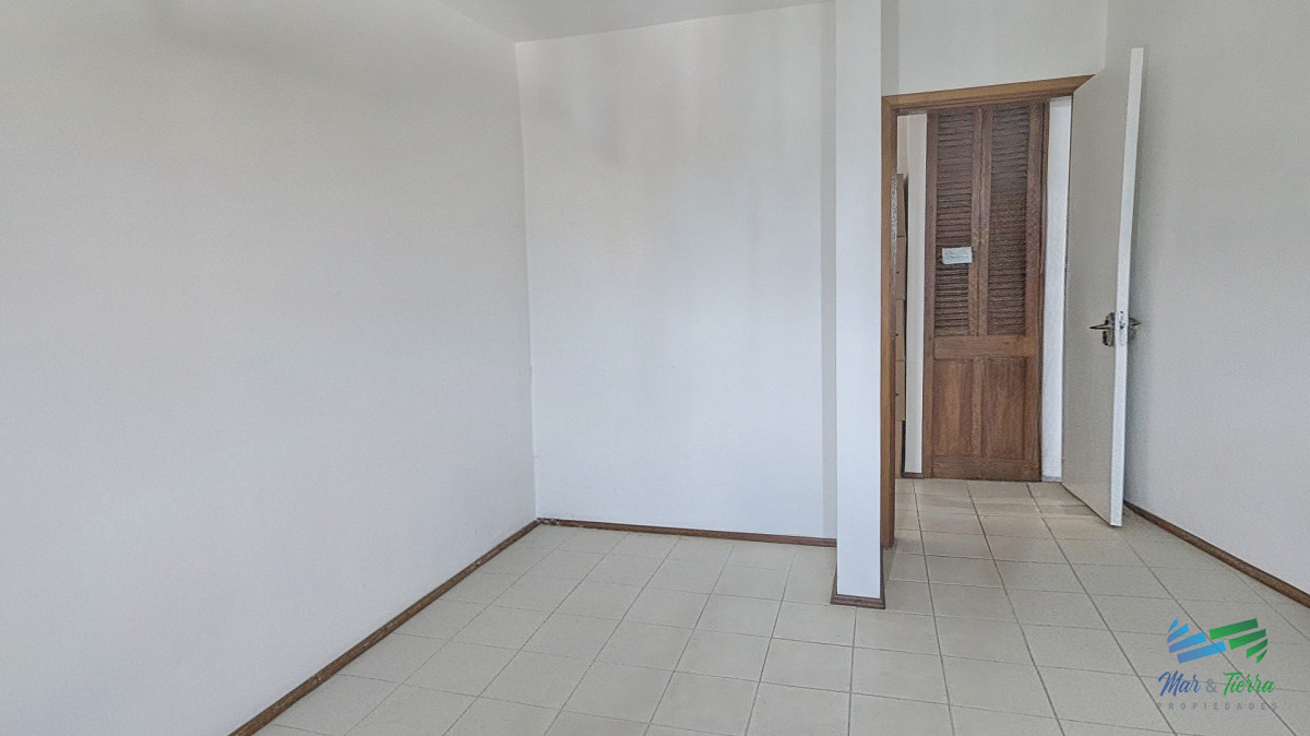 Apartamento ID.2664 - OPORTUNIDAD!!! Vendo apartamento 2 dormitorios en centro de Maldonado, piso alto con balcón.