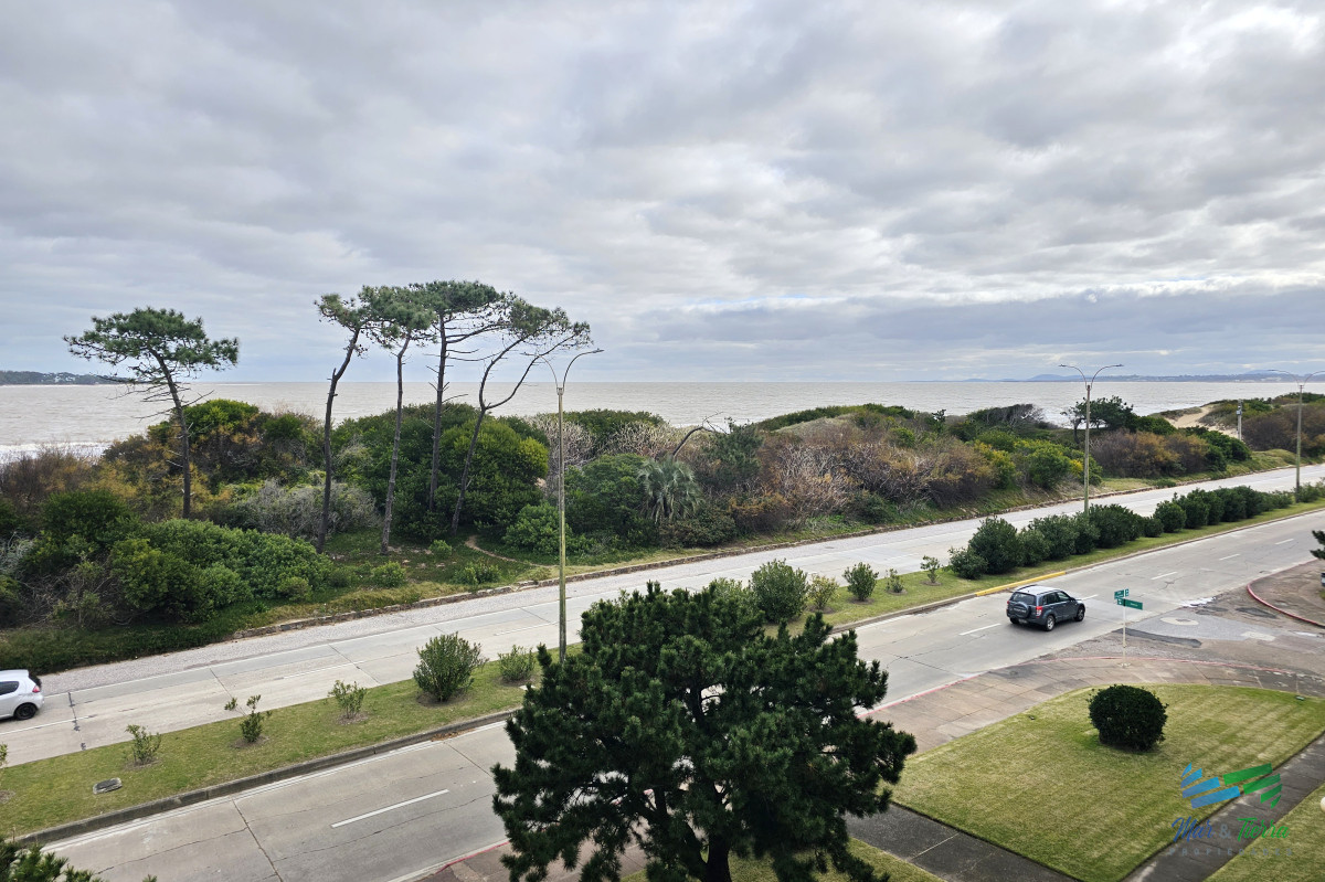 Apartamento ID.5377 - ALQUILER ANUAL, FRENTE LA MANSA, 3 DORMITORIOS COMPLETAMENTE RECICLADO! PUNTA DEL ESTE. 