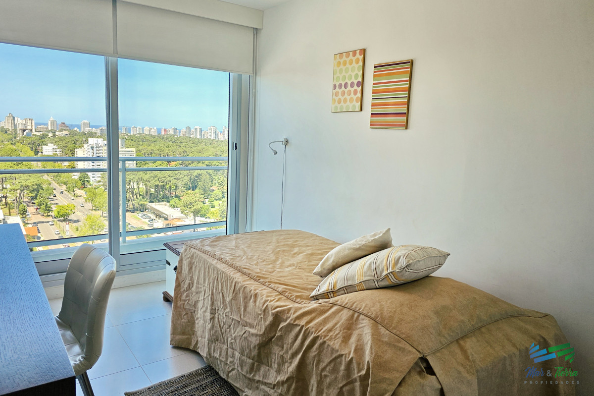 Apartamento ID.5049 - ALQUILER DE INVIERNO, 3 DORMITORIOS SOBRE AV ROOSEVELT, EDIFICIO CON SERVICIOS.