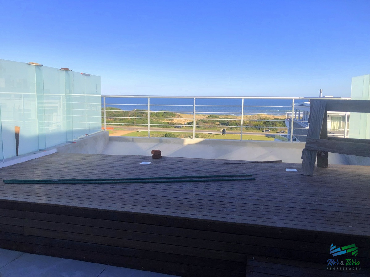 Apartamento ID.4305 - Venta de apartamento pent house de 3 suites mas servicio con baño y terraza primera linra en playa brava