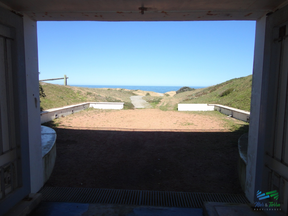 Apartamento ID.3945 - VENTA de Pent Huse sobre playa Mansa de 4 suites con todos los servicios