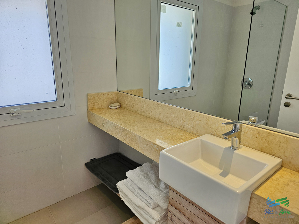 Apartamento ID.4944 - Venta de apartamento en primera línea sobre playa mansa de 3 suites más dependencia de servicio con baño en playa mansa Punta del este 