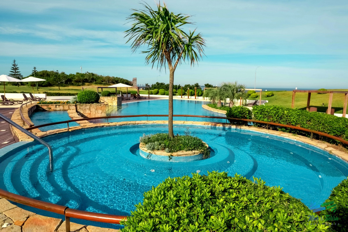 Apartamento ID.3945 - VENTA de Pent Huse sobre playa Mansa de 4 suites con todos los servicios