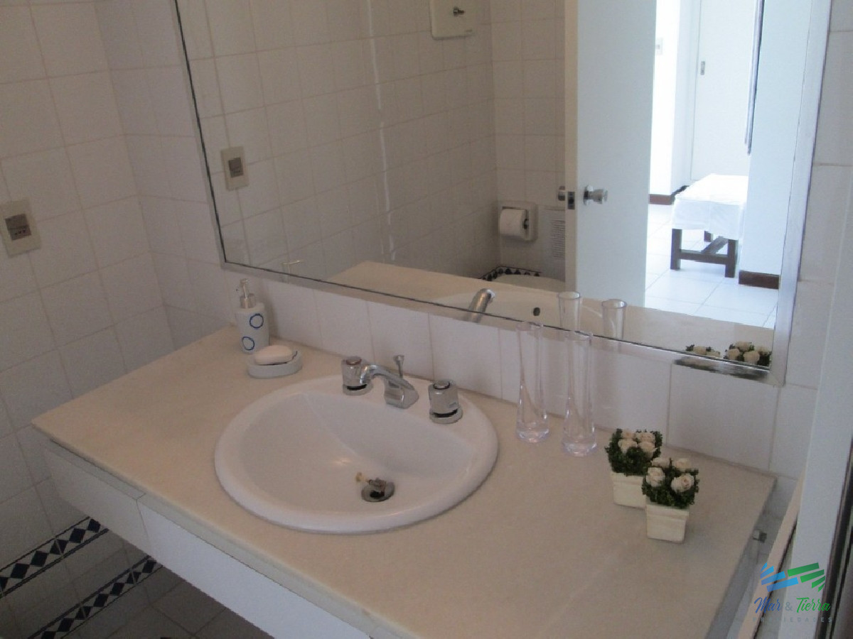 Apartamento ID.2152 - Excelente oportunidad... torre de categoría, con excelentes servicios, ubicado en primera línea sobre playa brava