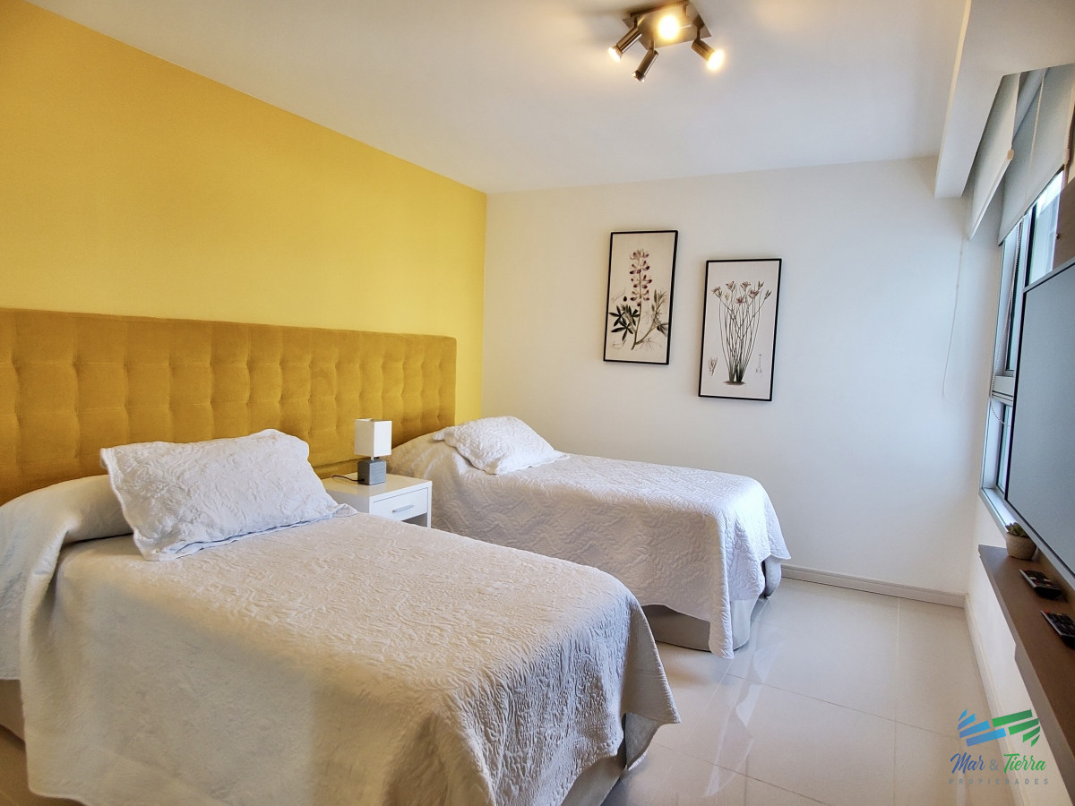 Apartamento ID.3879 - Venta apartamento de 3 dormitorios y servicio con baño 2da línea playa Brava Punta del Este 