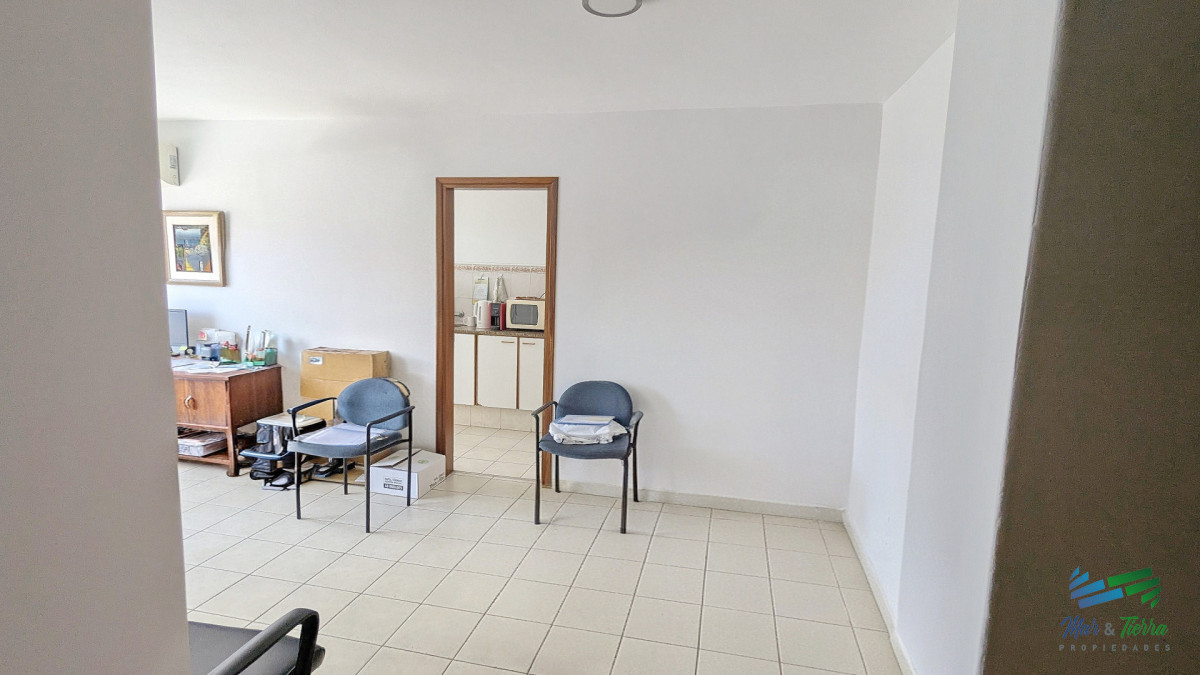 Apartamento ID.2664 - OPORTUNIDAD!!! Vendo apartamento 2 dormitorios en centro de Maldonado, piso alto con balcón.