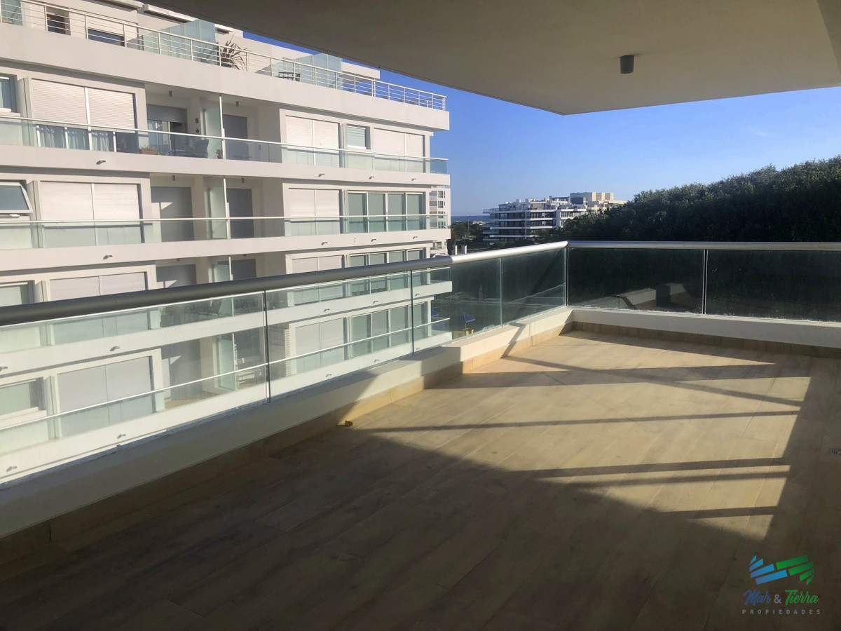 Apartamento ID.4305 - Venta de apartamento pent house de 3 suites mas servicio con baño y terraza primera linra en playa brava