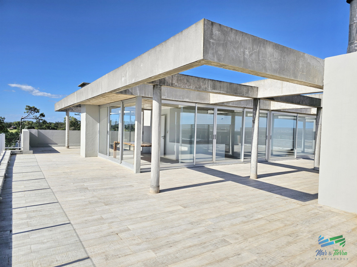 Apartamento ID.5677 - Alquiler anual apartamento penthouse frente al mar 3 dormitorios, Playa Mansa, Pinares, Punta del Este.