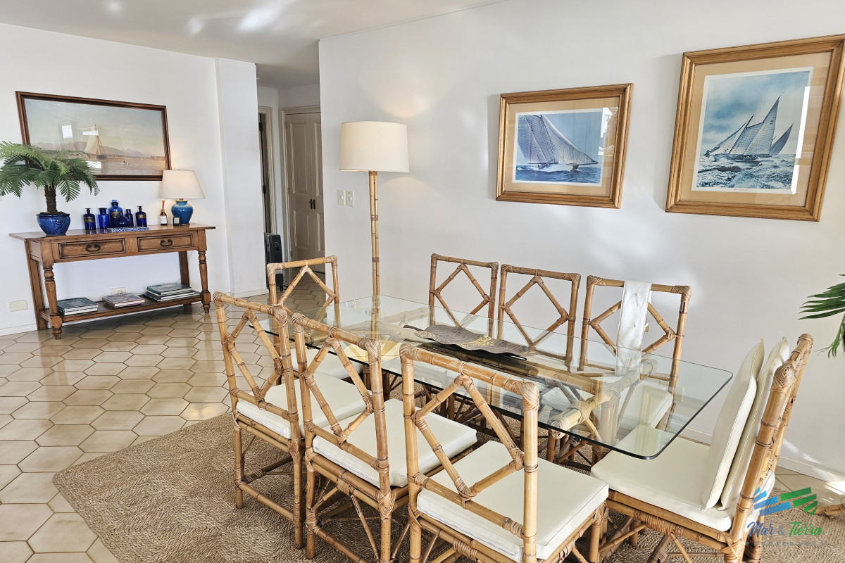 Apartamento ID.101 - Excelente opción en alquiler y venta, primera línea sobre el Puerto de Punta del Este. 