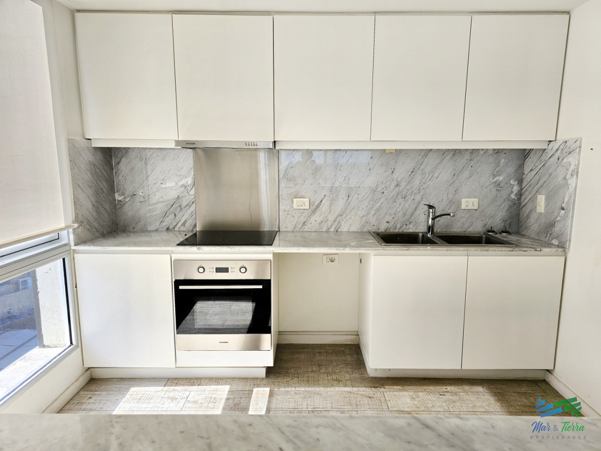 Apartamento ID.5677 - Alquiler anual apartamento penthouse frente al mar 3 dormitorios, Playa Mansa, Pinares, Punta del Este.