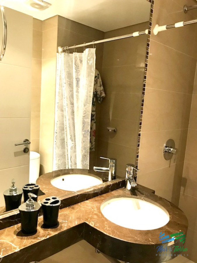 Apartamento ID.209 - Apartamento en Alquiler a una cuadra del mar (Playa Mansa)  en torre nueva, con todos y excelentes servicios .