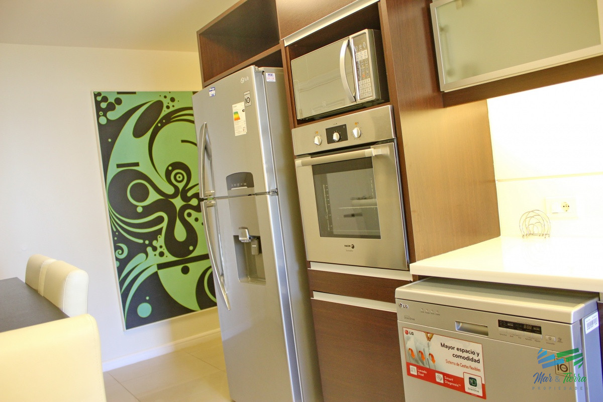 Apartamento ID.2338 - Apartamento de 3 dormitorios, primera linea frente al mar, en alquiler y venta, Punta del Este