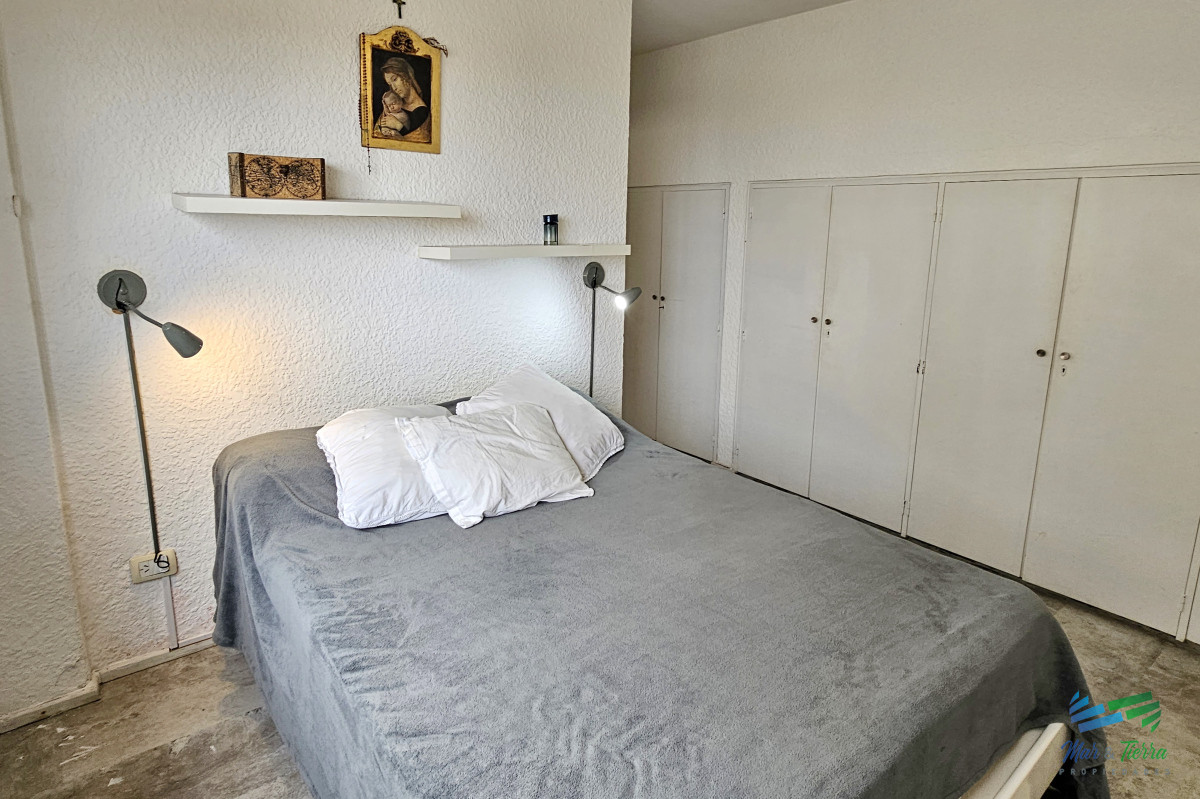 Apartamento ID.4813 - En venta apartamento de 2 dormitorios frente al mar, playa brava, Punta del Este
