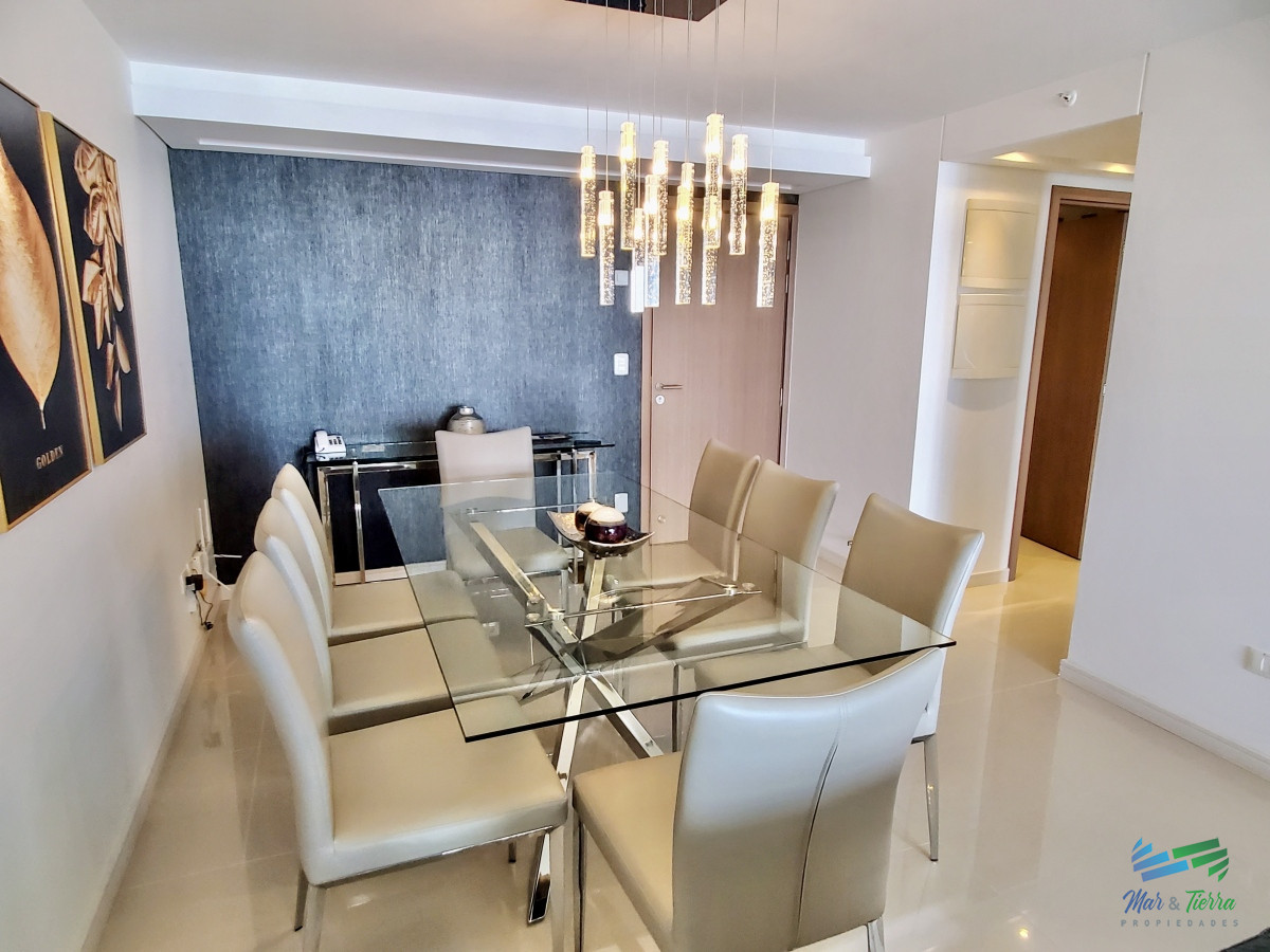 Apartamento ID.3879 - Venta apartamento de 3 dormitorios y servicio con baño 2da línea playa Brava Punta del Este 