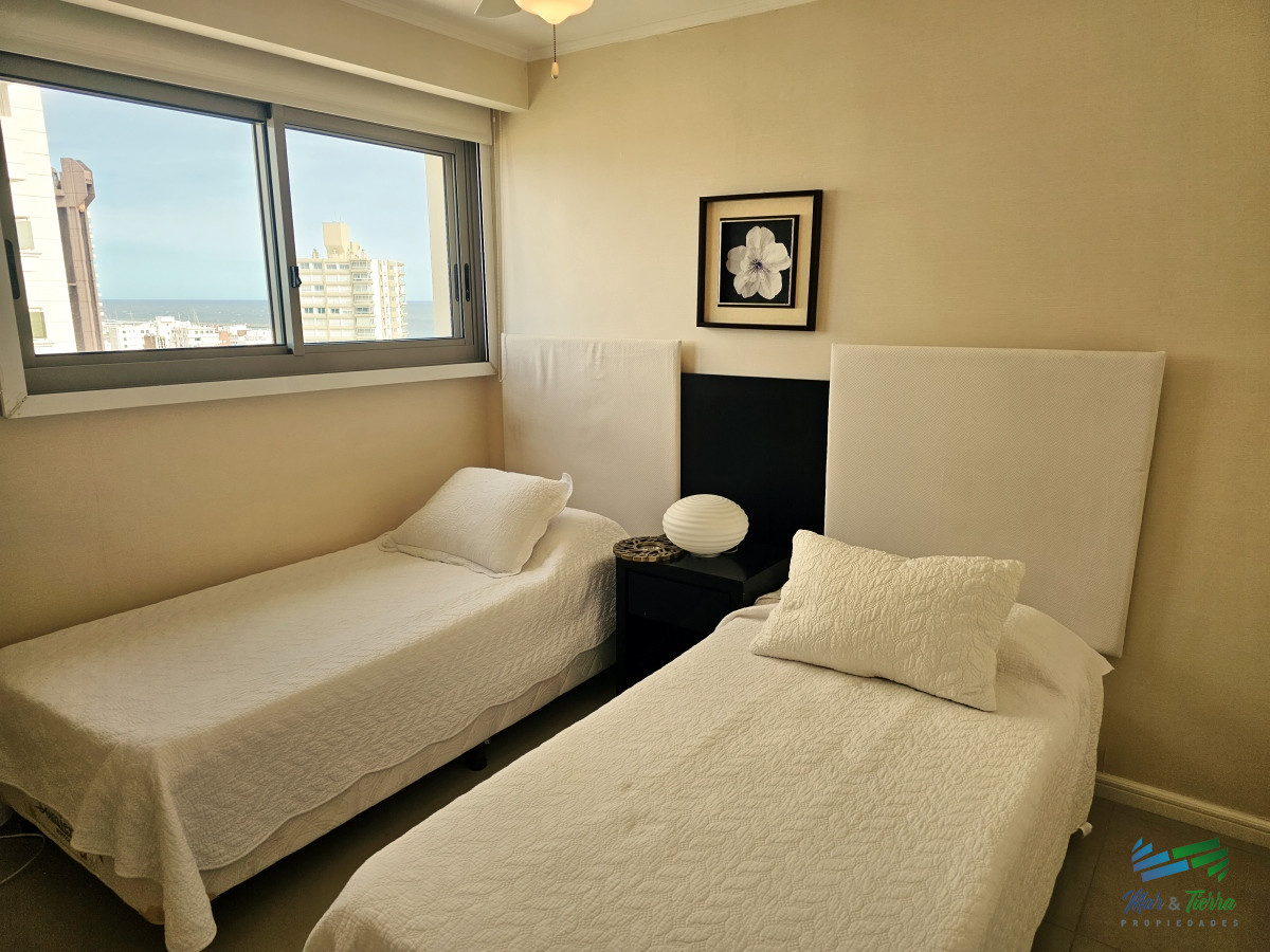 Apartamento ID.4433 - Alquiler apartamento Torre Imperiale de 4 dormitorios frente al mar, excelente vista y servicios, playa Brava, Punta del Este.