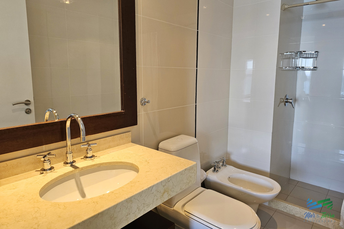 Apartamento ID.3664 - Alquilo apartamento 3 dormitorios frente al mar con servicios, Playa Mansa, Punta del Este