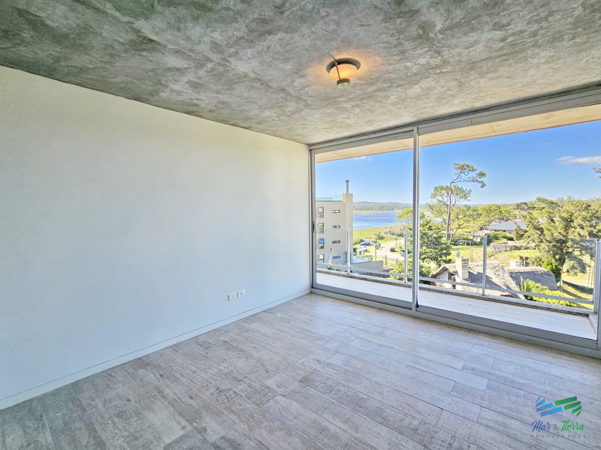 Apartamento ID.5677 - Alquiler anual apartamento penthouse frente al mar 3 dormitorios, Playa Mansa, Pinares, Punta del Este.