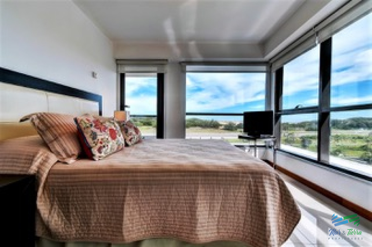 Apartamento ID.2724 - Vendo apartamento 4 dormitorios en primera línea de playa brava, Punta del Este.