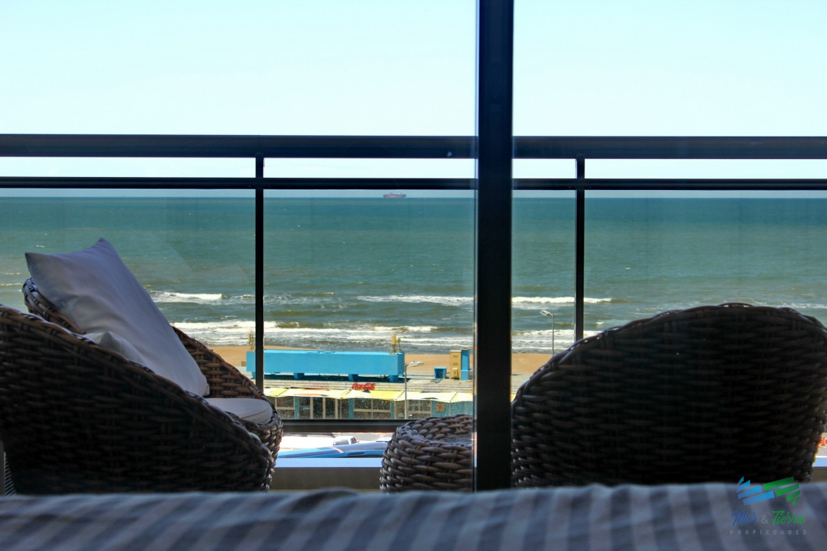 Apartamento ID.2338 - Apartamento de 3 dormitorios, primera linea frente al mar, en alquiler y venta, Punta del Este