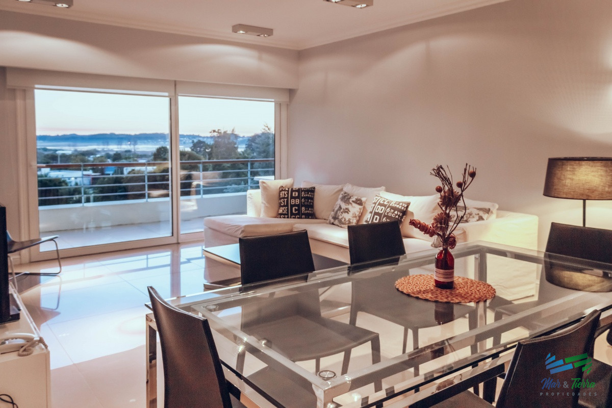 Apartamento ID.4209 - VENTA de apartamento de 2 dormitorios sobre playa Mansa de Punta del Este