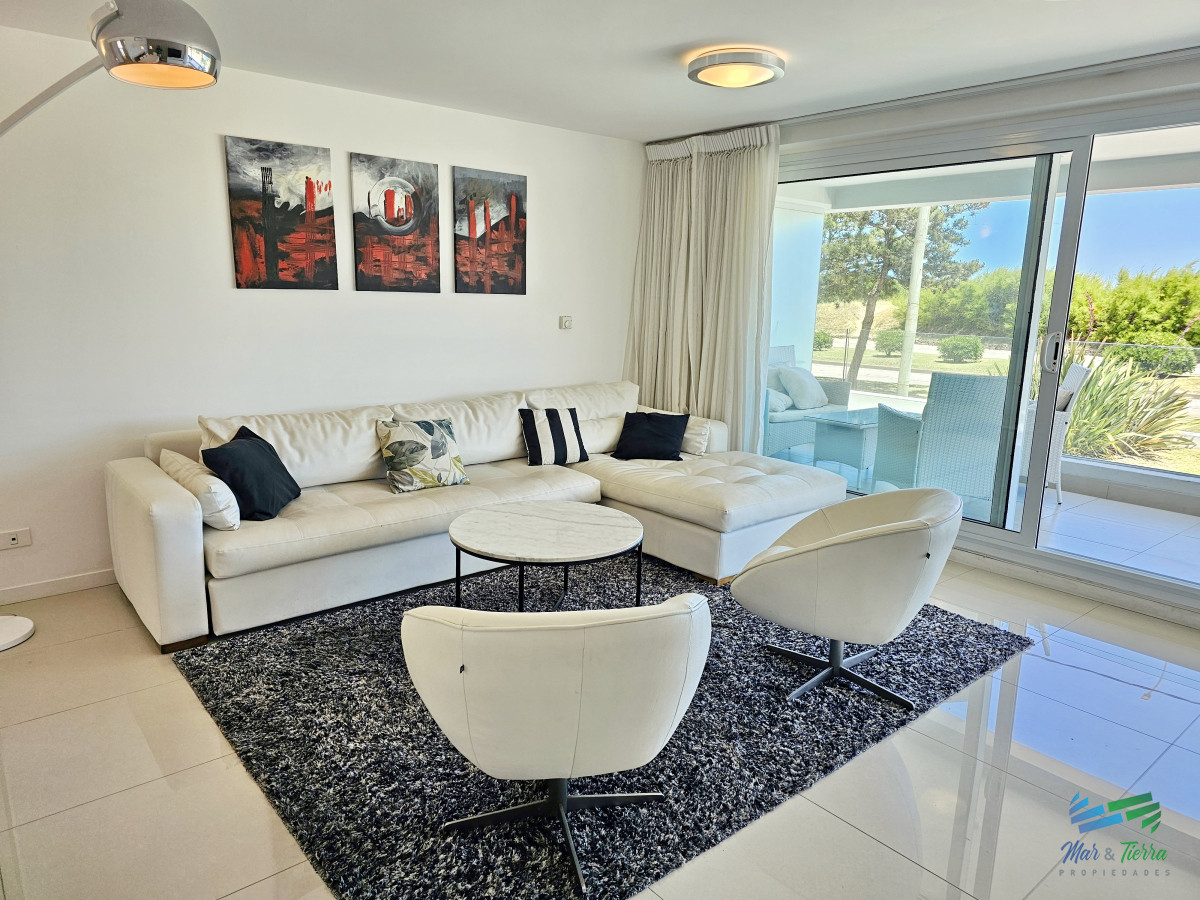 Apartamento ID.4944 - Venta de apartamento en primera línea sobre playa mansa de 3 suites más dependencia de servicio con baño en playa mansa Punta del este 