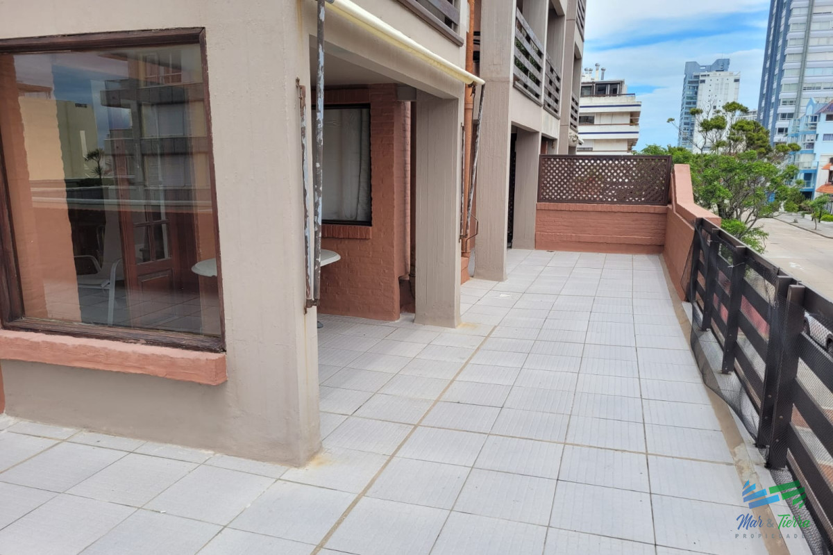 Apartamento ID.1067 - Vendo apartamento 2 dormitorios, con gran terraza y parrillero propio, servicio de mucamas y piscina. Peninsula, Punta del Este.