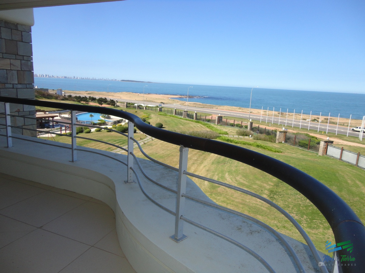 Apartamento ID.3945 - VENTA de Pent Huse sobre playa Mansa de 4 suites con todos los servicios