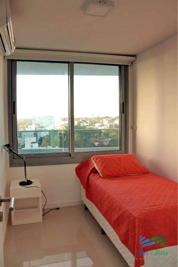 Apartamento ID.3357 - Vendo apartamento 3 dormitorios con servicios y vista parcial, playa brava, Punta del Este
