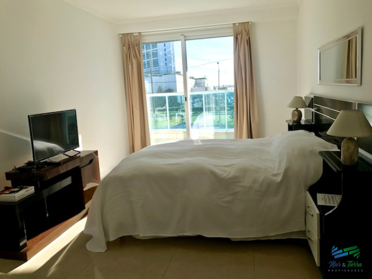 Apartamento ID.209 - Apartamento en Alquiler a una cuadra del mar (Playa Mansa)  en torre nueva, con todos y excelentes servicios .