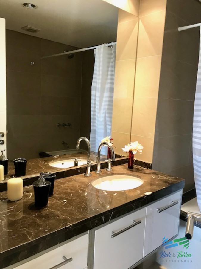 Apartamento ID.209 - Apartamento en Alquiler a una cuadra del mar (Playa Mansa)  en torre nueva, con todos y excelentes servicios .