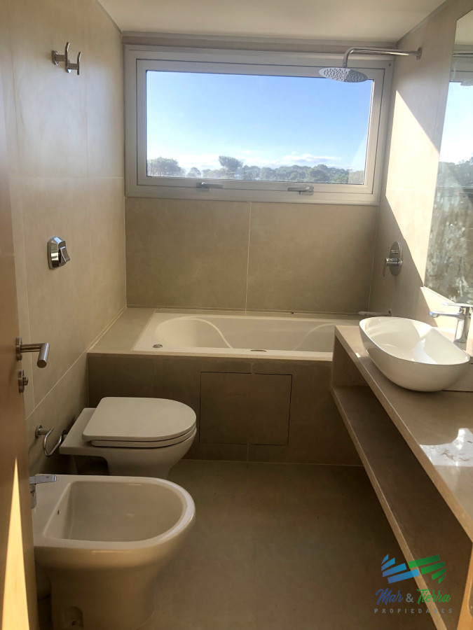 Apartamento ID.4305 - Venta de apartamento pent house de 3 suites mas servicio con baño y terraza primera linra en playa brava