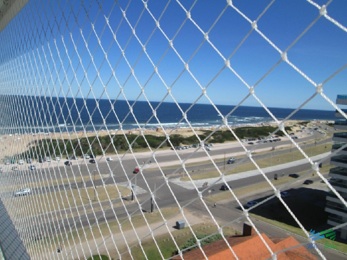 Apartamento ID.2152 - Excelente oportunidad... torre de categoría, con excelentes servicios, ubicado en primera línea sobre playa brava