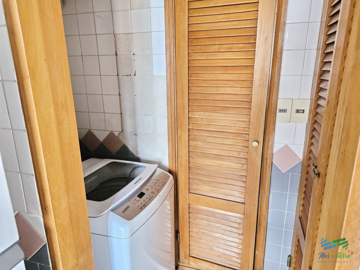 Apartamento ID.1067 - Vendo apartamento 2 dormitorios, con gran terraza y parrillero propio, servicio de mucamas y piscina. Peninsula, Punta del Este.