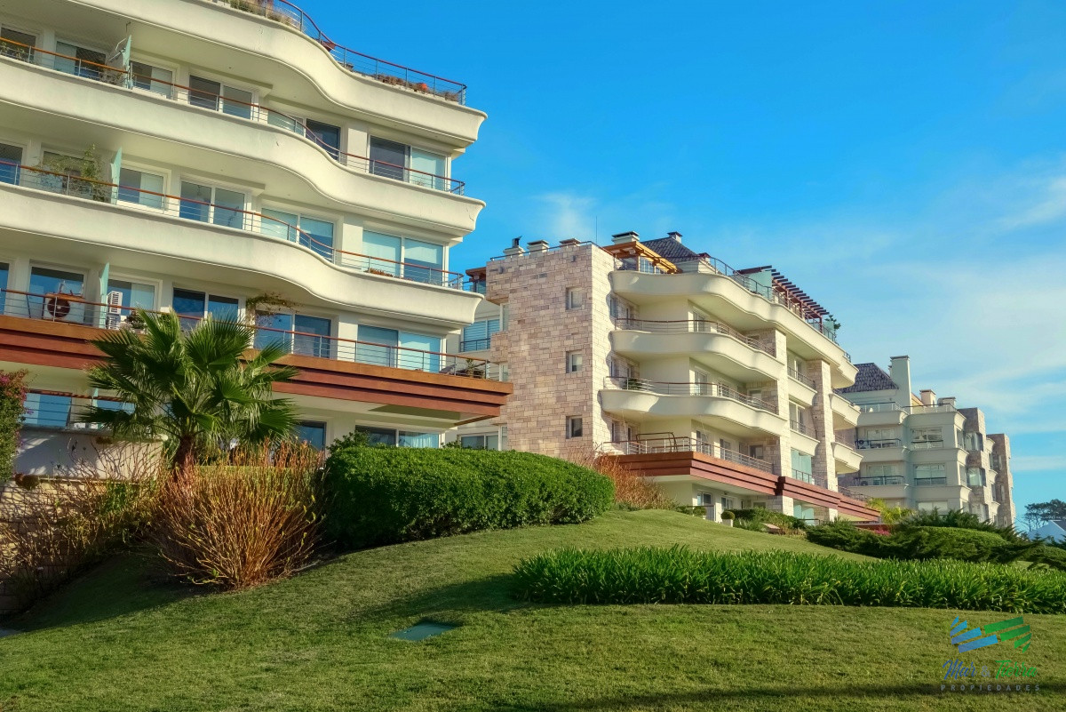 Apartamento ID.3945 - VENTA de Pent Huse sobre playa Mansa de 4 suites con todos los servicios