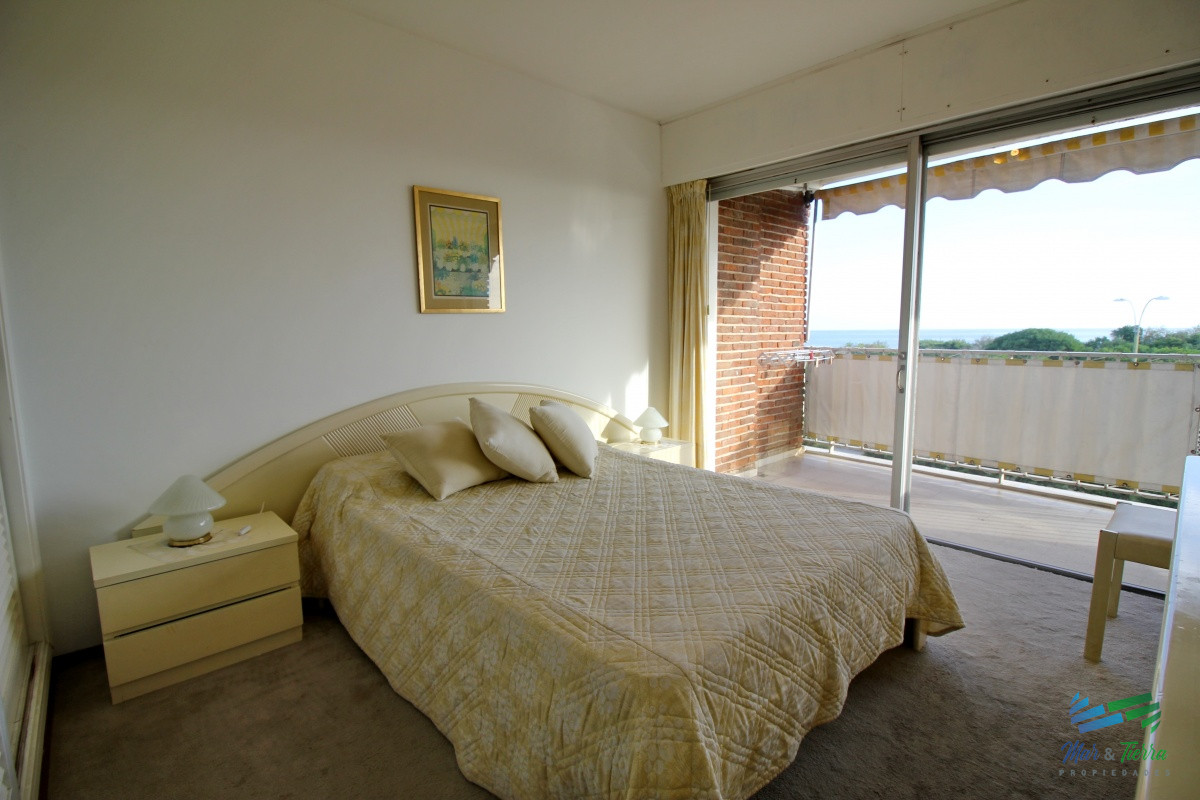 Apartamento ID.2502 - En venta apartamento 3 dormitorios en primera linea sobre Playa Mansa, Punta del Este.