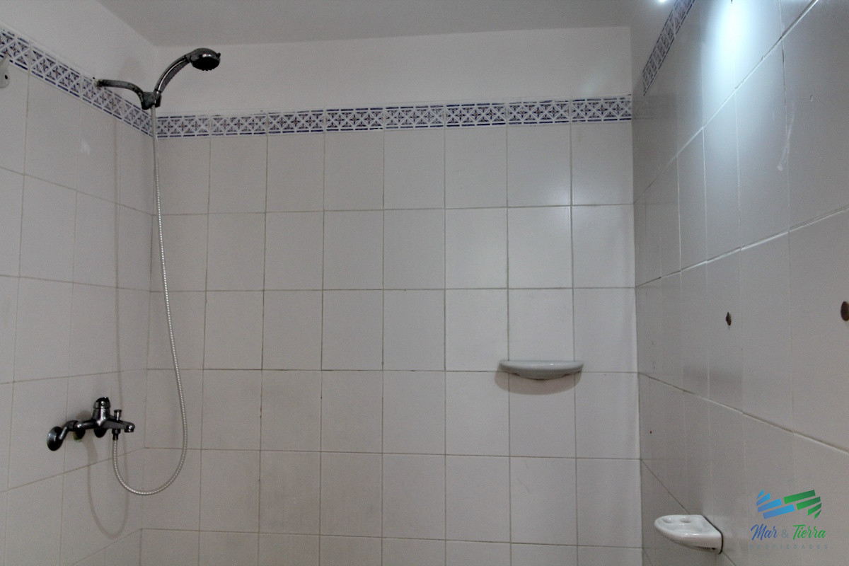 Apartamento ID.2664 - OPORTUNIDAD!!! Vendo apartamento 2 dormitorios en centro de Maldonado, piso alto con balcón.