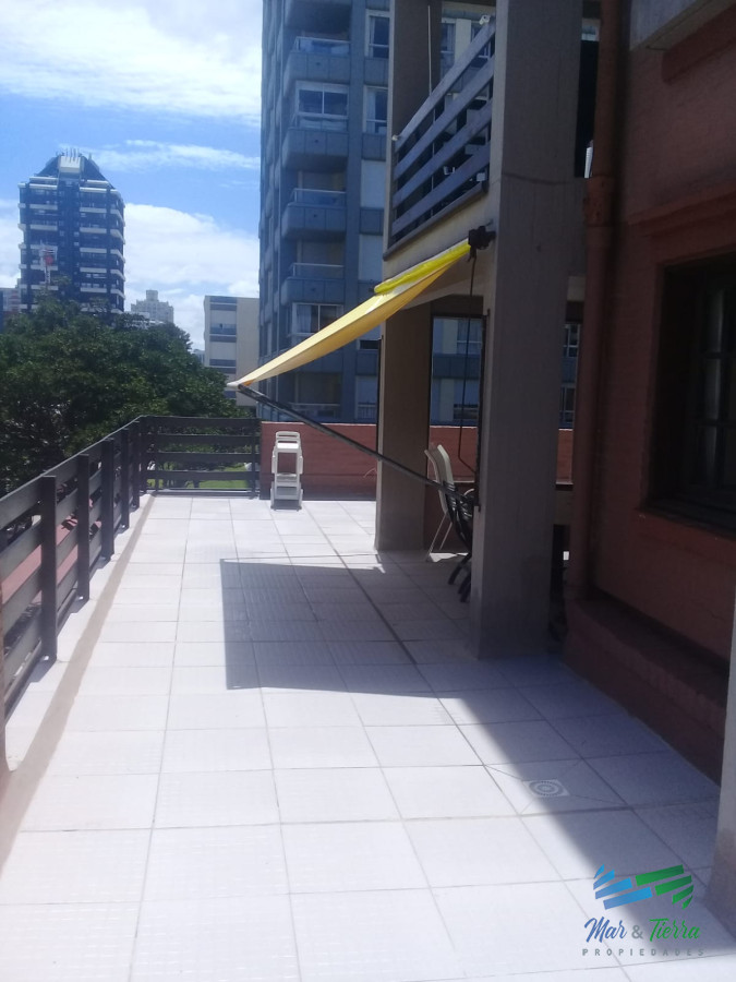Apartamento ID.1067 - Vendo apartamento 2 dormitorios, con gran terraza y parrillero propio, servicio de mucamas y piscina. Peninsula, Punta del Este.