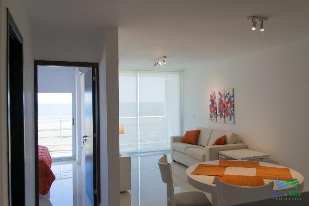 Apartamento ID.2882 - En venta apartamento en edificio con servicios. Primera línea