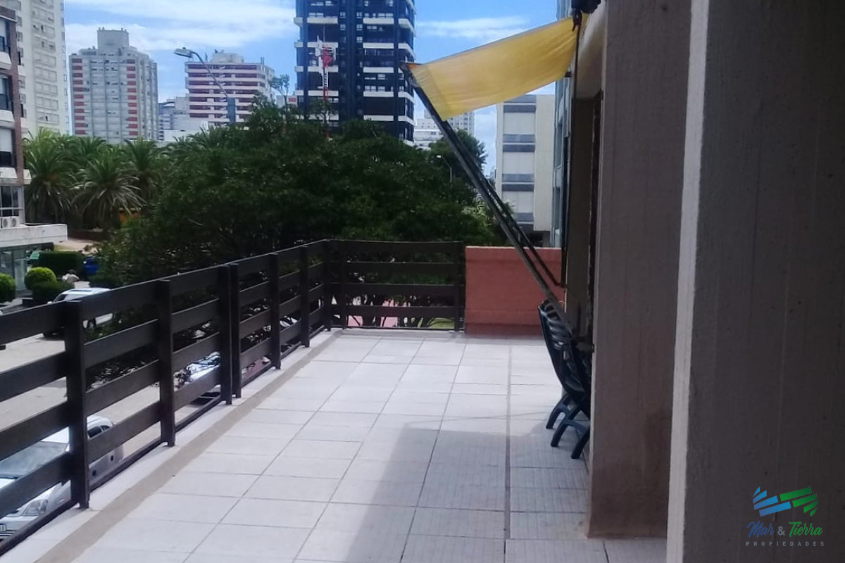 Apartamento ID.1067 - Vendo apartamento 2 dormitorios, con gran terraza y parrillero propio, servicio de mucamas y piscina. Peninsula, Punta del Este.