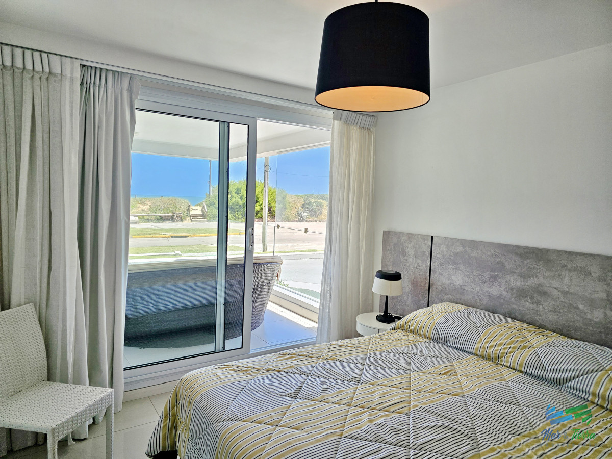 Apartamento ID.4944 - Venta de apartamento en primera línea sobre playa mansa de 3 suites más dependencia de servicio con baño en playa mansa Punta del este 