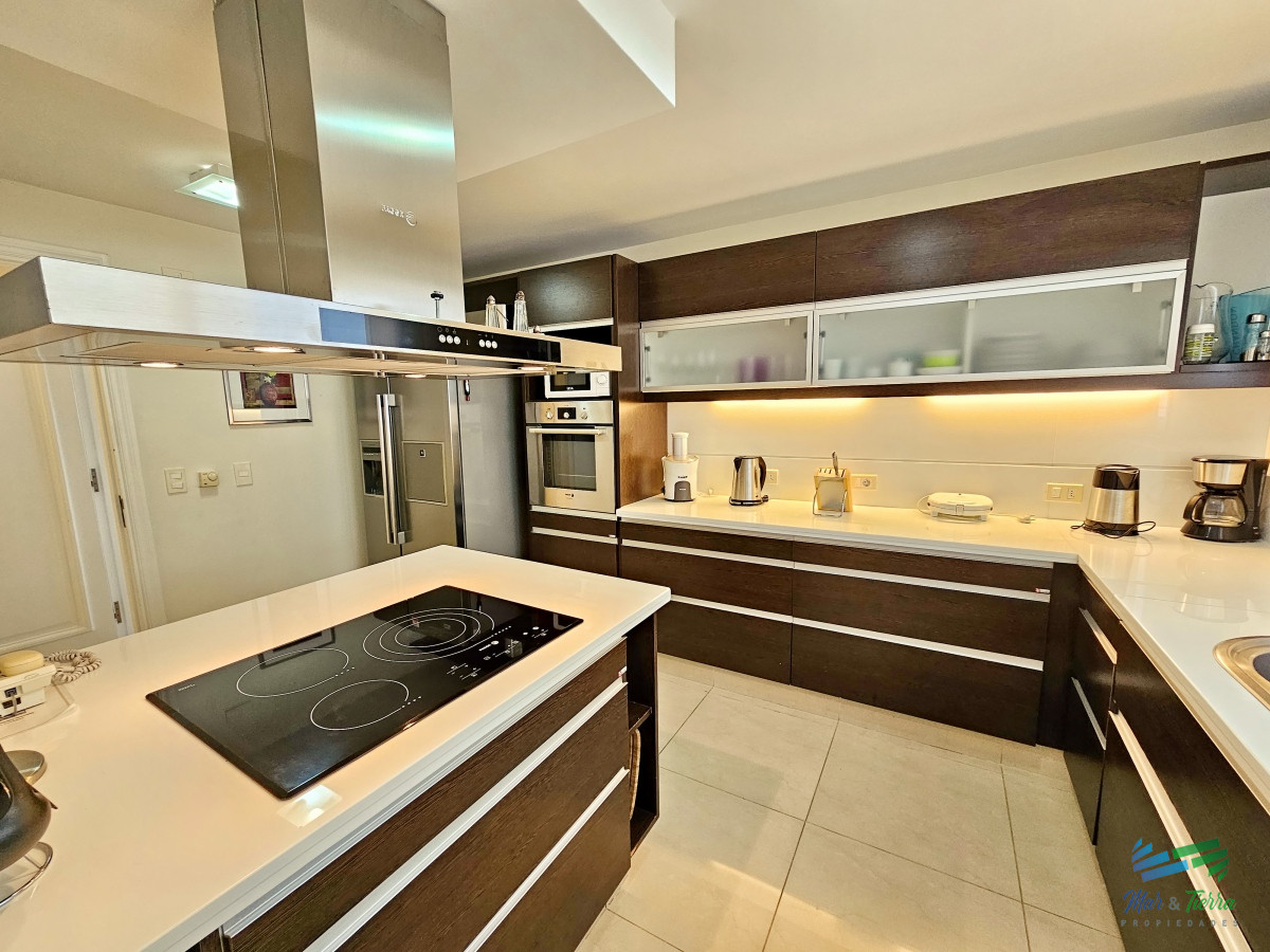 Apartamento ID.4433 - Alquiler apartamento Torre Imperiale de 4 dormitorios frente al mar, excelente vista y servicios, playa Brava, Punta del Este.