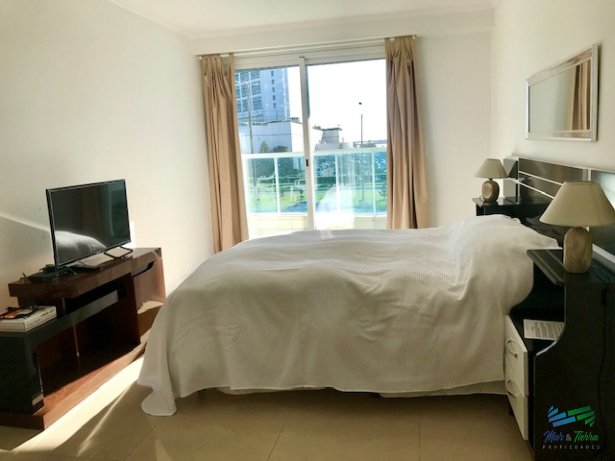 Apartamento ID.209 - Apartamento en Alquiler a una cuadra del mar (Playa Mansa)  en torre nueva, con todos y excelentes servicios .