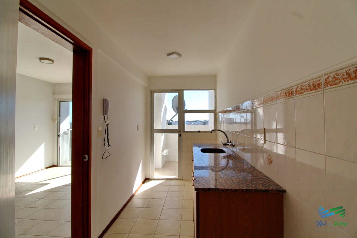 Apartamento ID.2664 - OPORTUNIDAD!!! Vendo apartamento 2 dormitorios en centro de Maldonado, piso alto con balcón.