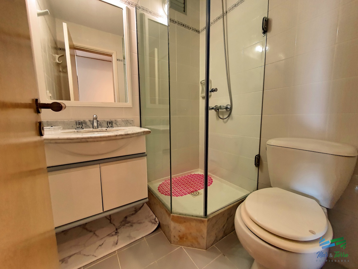 Apartamento ID.3260 - Vendo apartamento de 2 dormitorios, 2 baños y cochera. Playa Mansa, Punta del Este.