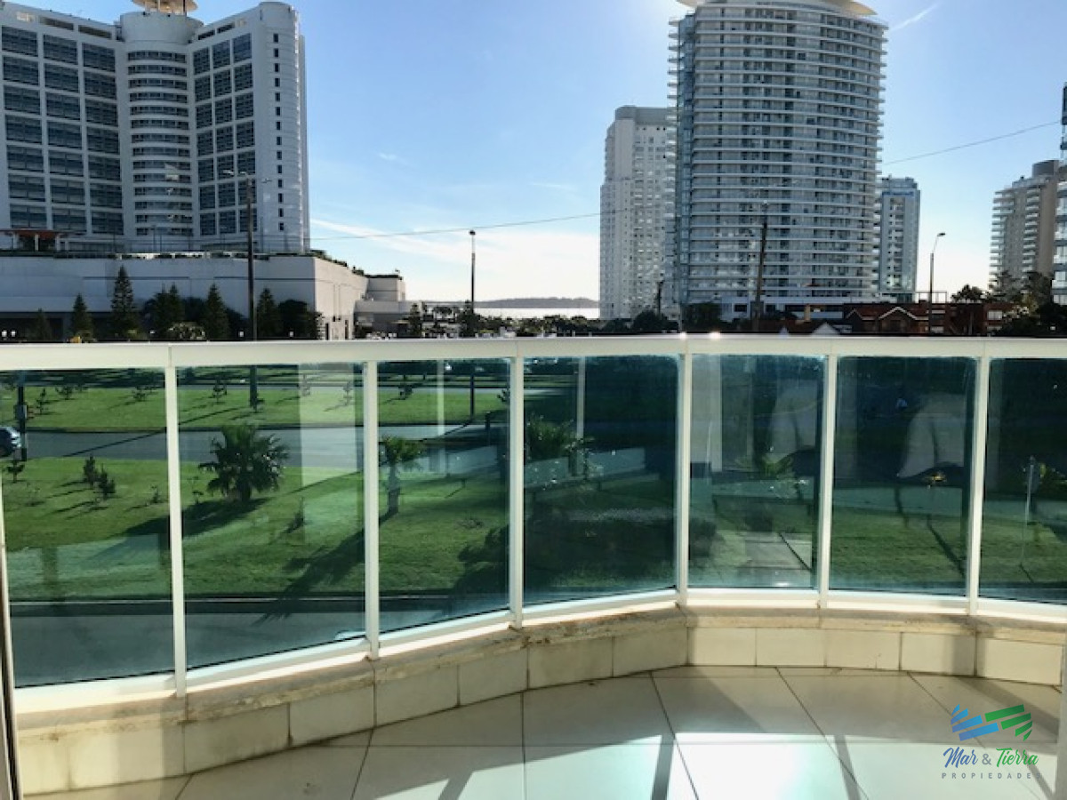 Apartamento ID.209 - Apartamento en Alquiler a una cuadra del mar (Playa Mansa)  en torre nueva, con todos y excelentes servicios .