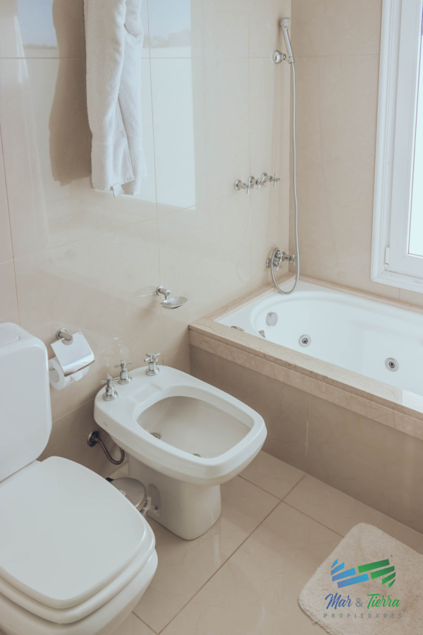 Apartamento ID.4209 - VENTA de apartamento de 2 dormitorios sobre playa Mansa de Punta del Este