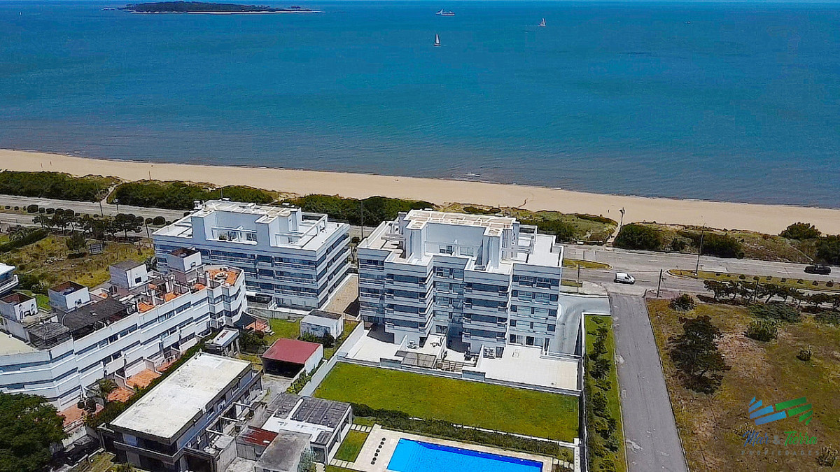 Apartamento ID.4944 - Venta de apartamento en primera línea sobre playa mansa de 3 suites más dependencia de servicio con baño en playa mansa Punta del este 