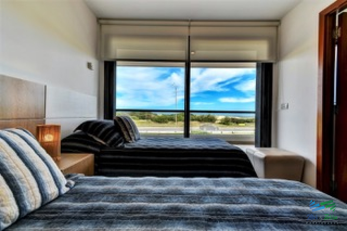 Apartamento ID.2724 - Vendo apartamento 4 dormitorios en primera línea de playa brava, Punta del Este.